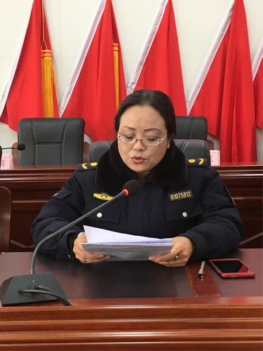 执法局市容办主任王芳宣读了加强城市管理的通告.